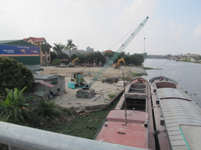 Kh&uacute;c s&ocirc;ng d&agrave;i chừng 1,5 km nhưng c&oacute; rất nhiều bến b&atilde;i hoạt động kh&ocirc;ng ph&eacute;p.