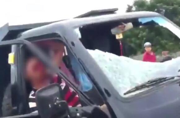 Chiếc k&iacute;nh của xe tải vỡ tan t&agrave;nh. (Ảnh: Cắt từ clip).