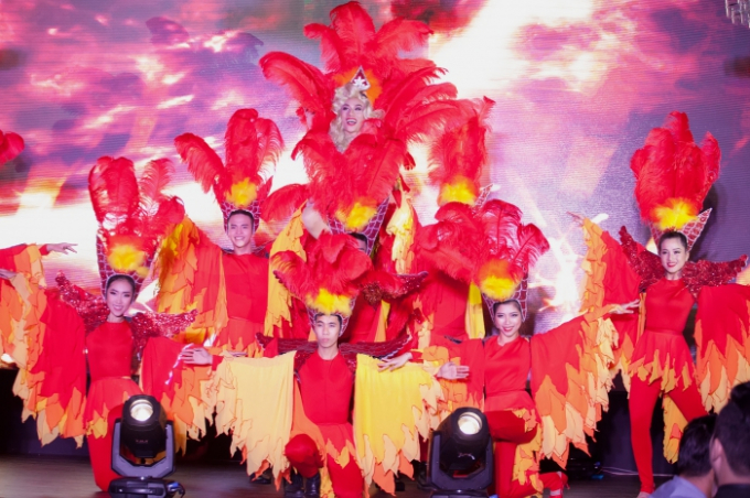 Đ&agrave;m Vĩnh Hưng, Vũ H&agrave; đến ch&uacute;c mừng nh&agrave; thiết kế Ken Nguyễn