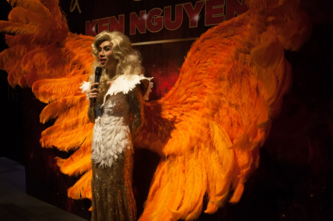 C&aacute;c vị kh&aacute;ch c&oacute; mặt kh&ocirc;ng khỏi trầm trồ th&aacute;n phục trước sự lộng lẫy, n&aacute;o nhiệt v&agrave; cho&aacute;ng ngợp về cảm x&uacute;c m&agrave; buổi dạ tiệc của Ken Nguyễn mang lại.