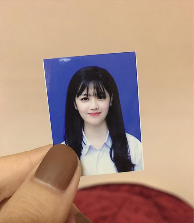 Ảnh thẻ của c&ocirc; g&aacute;i đến từ trường THPT chuy&ecirc;n L&agrave;o Cai cũng được d&acirc;n mạng ch&uacute; &yacute; v&igrave; qu&aacute; xinh.