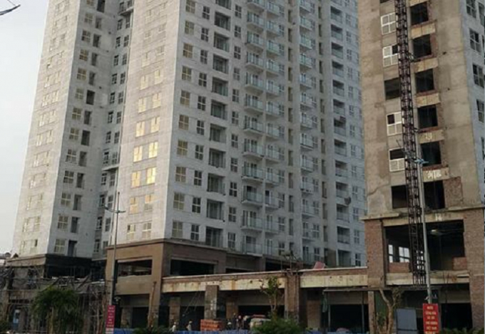 T&ograve;a chung cư đang thi c&ocirc;ng nơi xảy ra vụ việc.