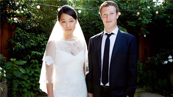 Ng&agrave;y 19/5/2012, ch&agrave;ng tỷ ph&uacute; Mark Zuckerber kết h&ocirc;n với bạn &nbsp;g&aacute;i thuở