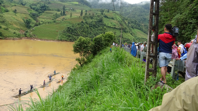 T&igrave;m kiếm người mất t&iacute;ch do lũ qu&eacute;t ng&agrave;y 3/8.