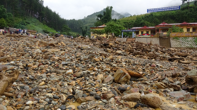 H&agrave;ng ng&agrave;n khối đ&aacute; sỏi v&ugrave;i lấp s&acirc;n vận động v&agrave; s&acirc;n trường học.