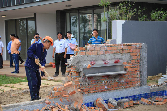 Chủ đầu tư tự th&aacute;o dỡ tường hồ bơi. (Ảnh: Người lao động)