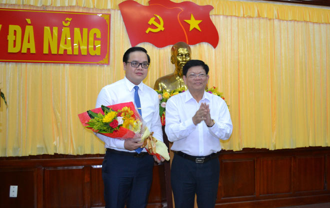 &Ocirc;ng Trần Nguyễn Minh Th&agrave;nh (tr&aacute;i)&nbsp;giữ chức vụ Ph&oacute; Gi&aacute;m đốc Sở Gi&aacute;o dục -&nbsp;Đ&agrave;o tạo TP Đ&agrave; Nẵng. (Ảnh: dangbodanang).