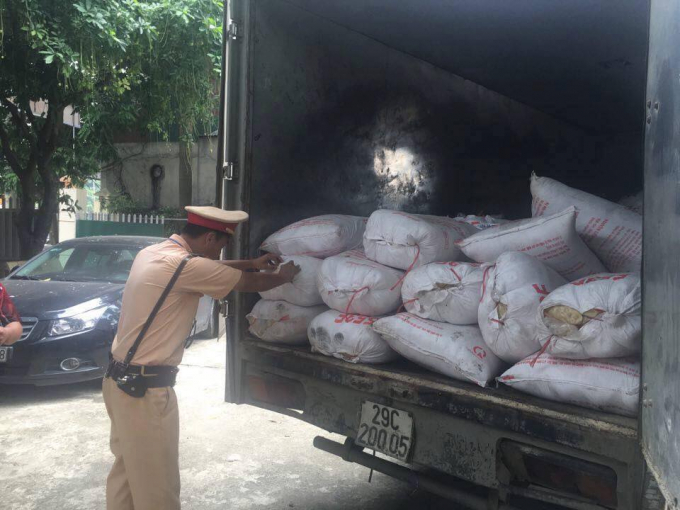 Lực lượng chức năng kiểm tra số h&agrave;ng bị bắt giữ.