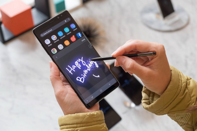 &nbsp;Galaxy Note8 c&oacute; m&agrave;n h&igrave;nh Super AMOLED 6.3 inch độ ph&acirc;n giải Quad HD+ (2960x1440 pixel).