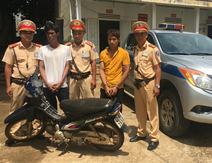 CSGT Đăk N&ocirc;ng bắt giữ 2 đối tượng trộm cắp xe m&aacute;y c&ugrave;ng tang vật.