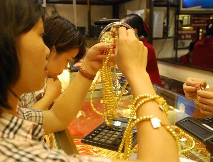 Gi&aacute; v&agrave;ng h&ocirc;m nay 24/8: V&agrave;ng trong nước giảm, thế giới đi ngang
