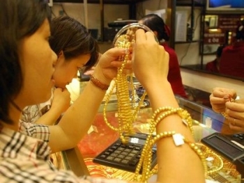 Giá vàng hôm nay 24/8: Vàng trong nước giảm, thế giới đi ngang