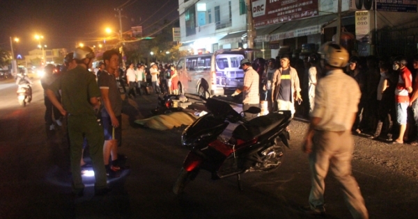 Tin tai nạn giao thông Plus: Dừng chờ đèn đỏ, 2 xe máy bị xe tải tông trúng