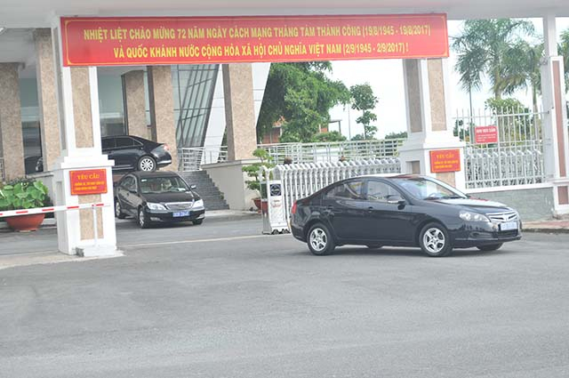 Đo&agrave;n c&ocirc;ng t&aacute;c của UBKTTƯ sau buổi c&ocirc;ng bố kết luận về Ban Chỉ đạo T&acirc;y Nam Bộ c&ocirc;ng bố kết luận chiều 22/8 (ảnh D&acirc;n tr&iacute;).