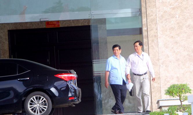 &Ocirc;ng Nguyễn Phong Quang (&aacute;o xanh, b&ecirc;n tr&aacute;i) bước ra cổng Ban Chỉ đạo T&acirc;y Nam bộ sau buổi họp triển khai kết luận của Ủy ban Kiểm tra trung ương chiều 22-8 - Ảnh: CH&Iacute; QUỐC.