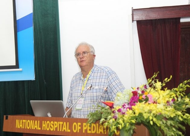 GS Silverman l&agrave; chuy&ecirc;n gia h&agrave;ng đầu&nbsp;về si&ecirc;u &acirc;m, chẩn đo&aacute;n bệnh tim mạch bẩm sinh trẻ em của Mỹ-giảng vi&ecirc;n ch&iacute;nh của kh&oacute;a tập huấn. Ảnh: Kh&aacute;nh Chi