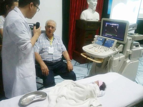 GS Silverman dạy &ldquo;thực h&agrave;nh si&ecirc;u &acirc;m tr&ecirc;n bệnh nh&acirc;n&rdquo;. Ảnh: Kh&aacute;nh Chi