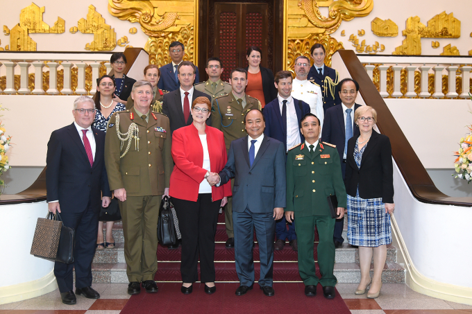 Thủ tướng khẳng định, Việt Nam đ&aacute;nh gi&aacute; cao lập trường của Australia về vấn đề Biển Đ&ocirc;ng v&agrave; mong nước n&agrave;y tiếp tục c&oacute; tiếng n&oacute;i mạnh mẽ ủng hộ giải quyết tranh chấp ở Biển Đ&ocirc;ng bằng biện ph&aacute;p ho&agrave; b&igrave;nh tr&ecirc;n cơ sở t&ocirc;n trọng luật ph&aacute;p quốc tế v&agrave; C&ocirc;ng ước của Li&ecirc;n Hợp Quốc về Luật Biển (UNCLOS) 1982.