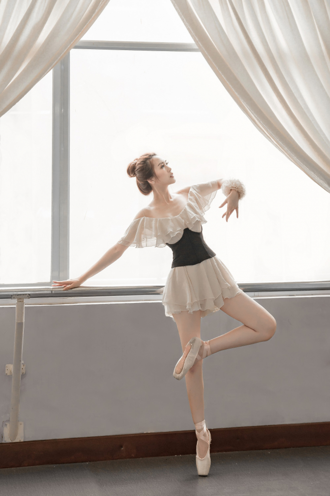 Hoa hậu Tường Linh khoe ch&acirc;n d&agrave;i mi&ecirc;n man trước thềm chung kết The Face