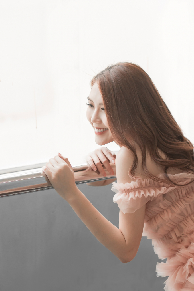 Hoa hậu Tường Linh khoe ch&acirc;n d&agrave;i mi&ecirc;n man trước thềm chung kết The Face