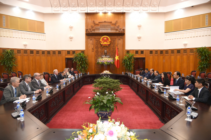 Thủ tướng Nguyễn Xu&acirc;n Ph&uacute;c tiếp Bộ trưởng Y tế v&agrave; Ph&uacute;c lợi con người Hoa Kỳ.