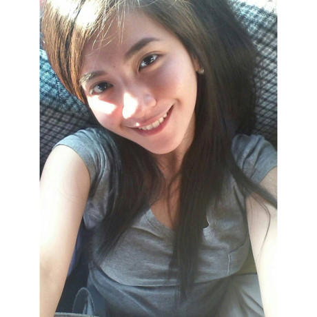 C&ocirc; g&aacute;i người Philippines sở hữu gương mặt xinh xắn, tốt nghiệp cử nh&acirc;n 3 chuy&ecirc;n ng&agrave;nh: Ph&aacute;t triển truyền th&ocirc;ng, T&acirc;m l&yacute; học v&agrave; Tư vấn của trường Đại học St Scholastica.