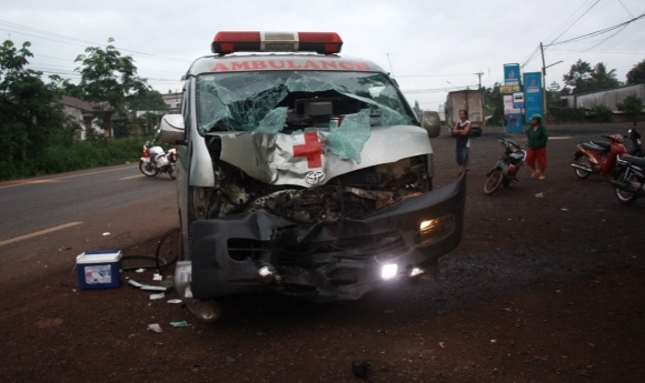 Chiếc xe m&aacute;y bị văng xa v&agrave; biến dạng ho&agrave;n to&agrave;n&nbsp;