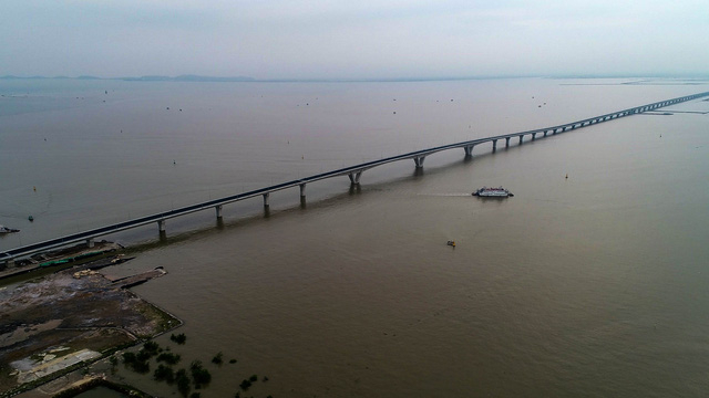 Cầu vượt biển d&agrave;i nhất Việt Nam c&oacute; tổng chiều d&agrave;i 15,63 km, trong đ&oacute; chiều d&agrave;i phần đường 10,19 km v&agrave; phần cầu l&agrave; 5,44 km. Chủ đầu tư dự &aacute;n l&agrave; Bộ Giao th&ocirc;ng vận tải, đơn vị quản l&yacute; dự &aacute;n l&agrave; Ban Quản l&yacute; dự &aacute;n 2 (PMU2). Cầu sẽ được th&ocirc;ng xe v&agrave;o đầu th&aacute;ng 9.