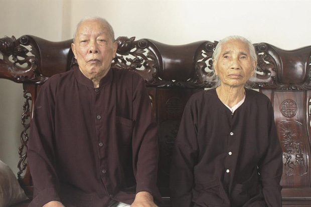 Vợ chồng &ocirc;ng Đỗ Văn Hợp v&agrave; b&agrave; Nguyễn Thị An bị con d&acirc;u khai trong giấy tờ l&agrave; đ&atilde; chết. (Ảnh: b&aacute;o Lao Động)