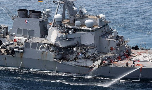 T&agrave;u chiến USS Fitzgerald &ldquo;trọng thương&rdquo; sau vụ va chạm với tàu chở hàng.