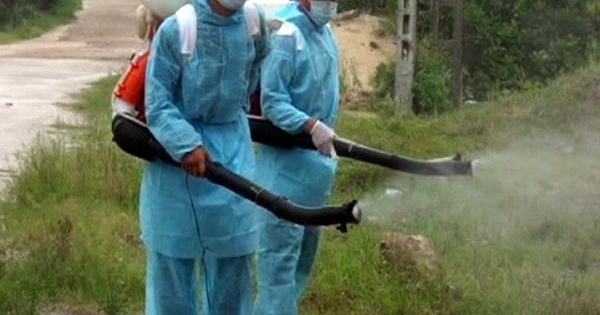 Hà Nội: Nữ cán bộ y tế bị đấm rách vùng miệng khi đi phun thuốc diệt muỗi