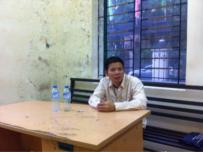 Đối tượng h&agrave;nh hung c&aacute;n bộ y tế bị bắt giữ tại cơ quan điều tra.