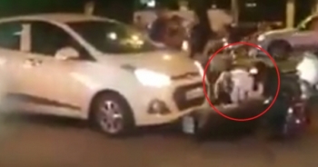 Va chạm giao thông, người đàn ông dùng chân đạp thẳng mặt người phụ nữ