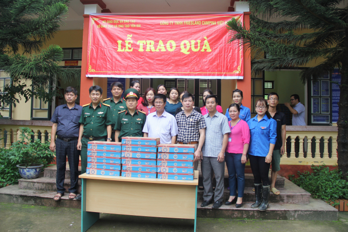 Vụ Gi&aacute;o dục Quốc ph&ograve;ng trao tặng sữa tới c&aacute;c trường học.