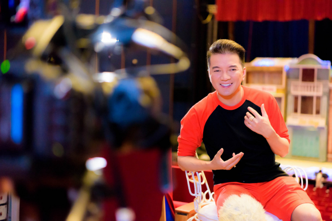 Đ&agrave;m Vĩnh Hưng c&ugrave;ng d&agrave;n sao kh&aacute;ch mời đ&igrave;nh đ&aacute;m hội ngộ trước giờ G