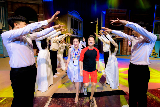 Đ&agrave;m Vĩnh Hưng c&ugrave;ng d&agrave;n sao kh&aacute;ch mời đ&igrave;nh đ&aacute;m hội ngộ trước giờ G