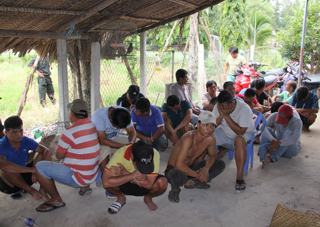 C&aacute;c đối tượng bị bắt giữ. (Ảnh: b&aacute;o C&ocirc;ng an nh&acirc;n d&acirc;n)