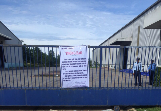 &Ocirc;ng Nguyễn Thượng Đắt đ&atilde; cho treo Th&ocirc;ng b&aacute;o tạm đ&oacute;ng cửa nh&agrave; m&aacute;y để giải quyết m&acirc;u thuẫn nội bộ.