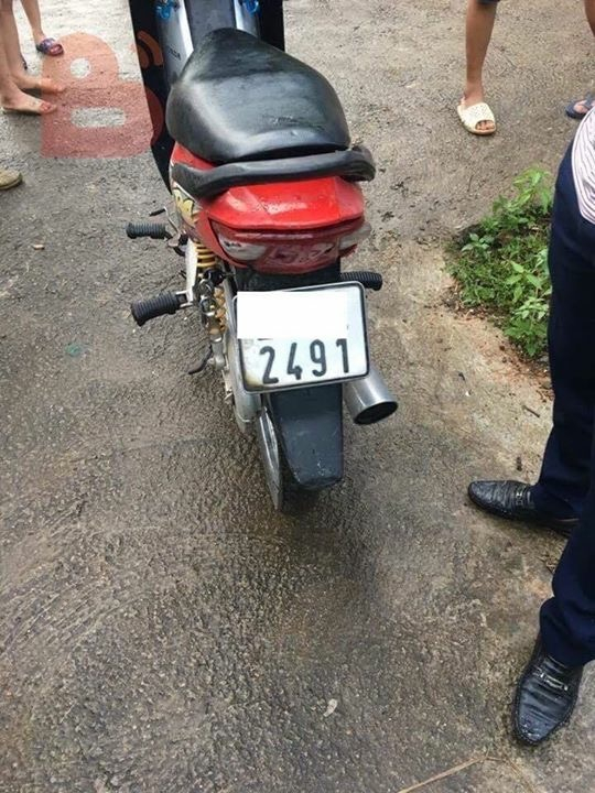 Tr&ecirc;n mồm nạn nh&acirc;n vẫn ngậm kim ti&ecirc;m b&ecirc;n cạnh xe m&aacute;y.