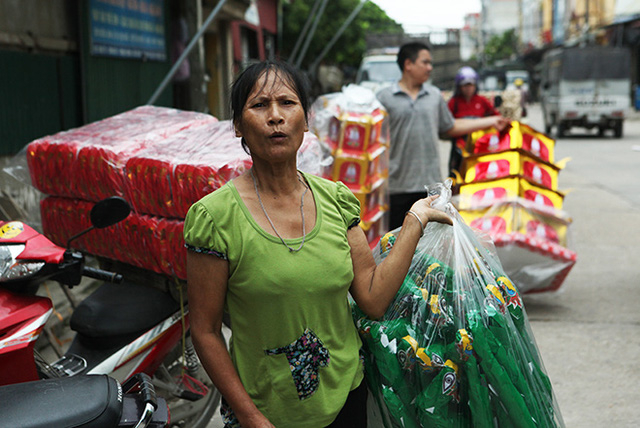 Những tiểu thương ở đ&acirc;y cho biết, chưa năm n&agrave;o h&agrave;ng v&agrave;ng m&atilde; lại ế ẩm như năm nay.