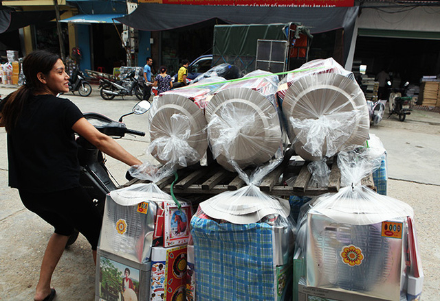 C&aacute;c mặt h&agrave;ng b&igrave;nh d&acirc;n như nồi ni&ecirc;u xoong chảo kh&aacute;ch đến nhập nhiều hơn c&aacute;c mặt h&agrave;ng đồ hiệu.