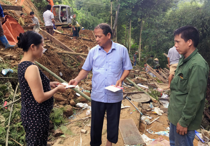 Chủ tịch UBND tỉnh Bắc Kạn dẫn đầu đo&agrave;n c&ocirc;ng t&aacute;c tới kiểm tra, thăm hỏi b&agrave; con bị ảnh hưởng, thiệt hại do mưa lũ.