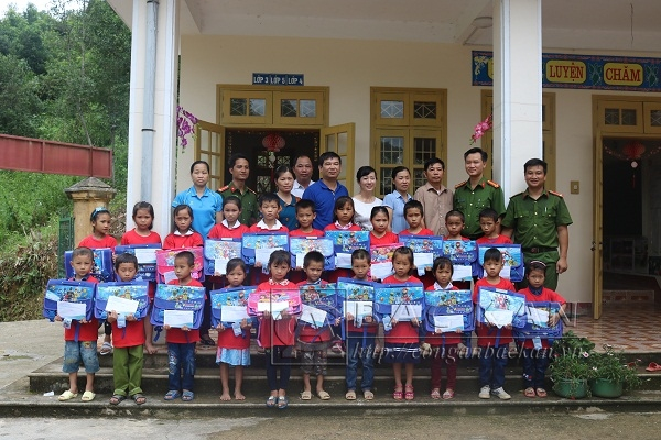 Ph&ograve;ng cảnh s&aacute;t PCCC, C&ocirc;ng an tỉnh Bắc Kạn thăm v&agrave; tặng qu&agrave; cho c&aacute;c em học sinh tại 2 điểm trường Khuổi Qu&acirc;n v&agrave; Sắc S&aacute;i x&atilde; Cư Lễ, huyện Na R&igrave; (Ảnh: Conganbackan.vn).