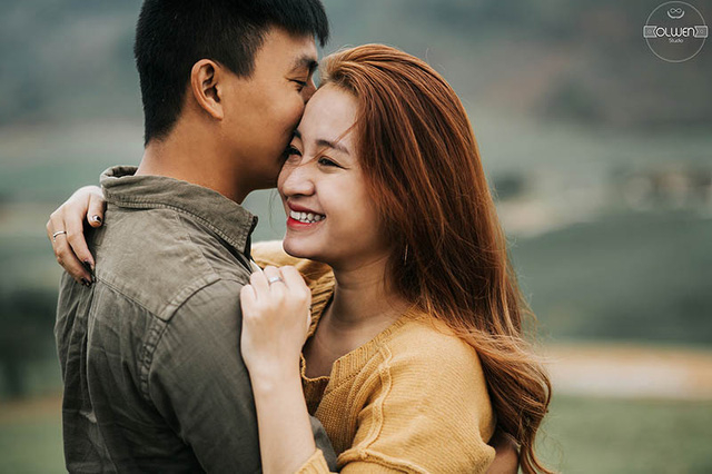 C&ocirc; n&agrave;ng chia sẻ: &ldquo;D&ugrave; lệch m&uacute;i giờ nhưng anh ấy lu&ocirc;n cố gắng dậy sớm để c&oacute; thể được gặp nhau qua m&agrave;n h&igrave;nh điện thoại. Y&ecirc;u xa mới thấy cả hai thật mạnh mẽ v&agrave; dũng cảm biết bao&rdquo;.