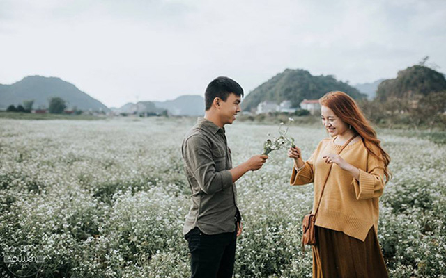 Chia sẻ về bộ ảnh, Nho To&agrave;n cho biết: &ldquo;Trong chuyến du lịch Sa Pa, Mộc Ch&acirc;u bọn m&igrave;nh lưu giữ những khoảnh khắc tự nhi&ecirc;n nhất. Những bức h&igrave;nh thi&ecirc;n về cảm x&uacute;c n&ecirc;n ch&uacute;ng t&ocirc;i đ&atilde; phải thực hiện nhiều lần để c&oacute; được bộ ảnh ưng &yacute;, tất cả đều được chụp bằng ch&acirc;n m&aacute;y ảnh. Đ&oacute; l&agrave; điều hết sức đặc biệt&rdquo;.