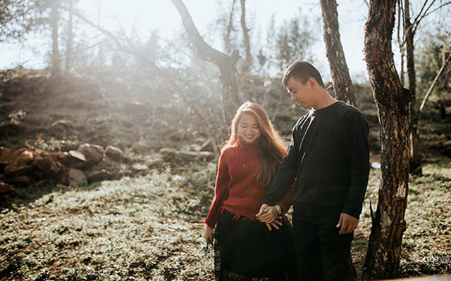 Quen nhau khi Hồng Phượng chuyển đến sống cạnh nh&agrave; Nho To&agrave;n nhưng cả hai kh&ocirc;ng mấy ấn tượng về nhau. 5 năm sau đ&oacute;, khi chung lớp, cặp đ&ocirc;i lại trở th&agrave;nh đ&ocirc;i bạn tri kỷ.