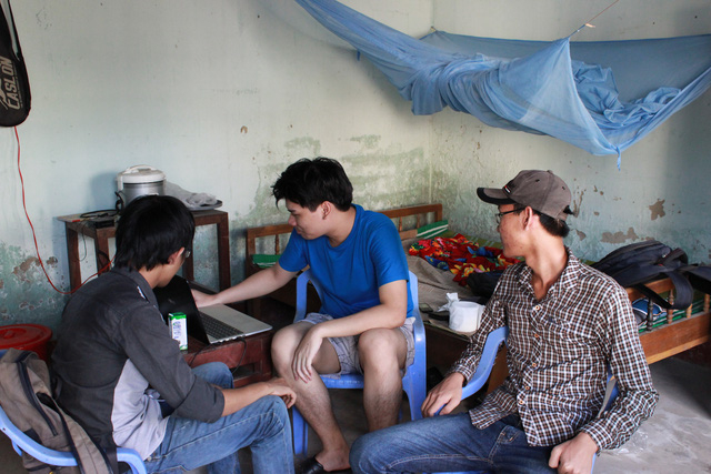 Sinh vi&ecirc;n chấp nhận ở gh&eacute;p đ&ocirc;ng người d&ugrave; chật chội, n&oacute;ng bức.