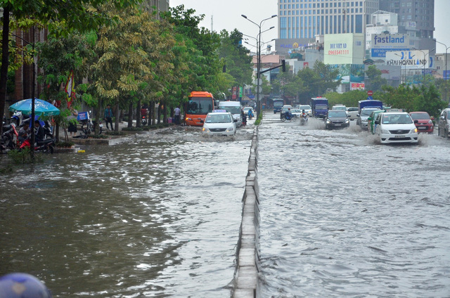 Đường Nguyễn Hữu Cảnh cứ mưa l&agrave; ngập. (Ảnh Đ&igrave;nh Thảo)