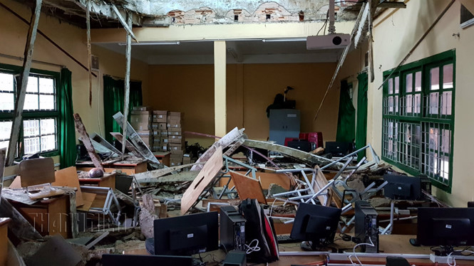 Hiện trường vụ sập s&agrave;n ph&ograve;ng học.