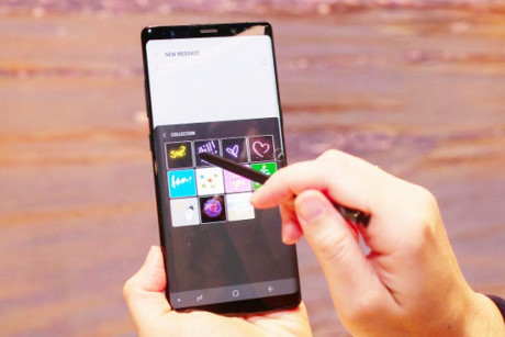 Samsung đ&atilde; cải tiến hai t&iacute;nh năng S-Pen tr&ecirc;n Note 8, bao gồm Screen Off Memo v&agrave; sử dụng để dịch thuật. Với t&iacute;nh năng Screen Off Memos người d&ugrave;ng c&oacute; thể ghi ch&uacute;, ph&aacute;c thảo, viết &hellip; tr&ecirc;n m&agrave;n h&igrave;nh kh&oacute;a (tối đa 100 trang) ngay cả khi b&uacute;t S Pen r&uacute;t khỏi điện thoại. B&ecirc;n cạnh đ&oacute; người d&ugrave;ng chỉ cần lướt con trỏ của b&uacute;t v&agrave;o văn bản để dịch c&aacute;c c&acirc;u ho&agrave;n chỉnh từ nhiều ng&ocirc;n ngữ.